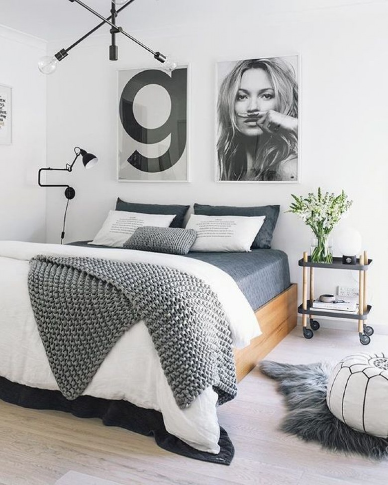 Aranżacja szarej sypialni z dużymi grafikami w nowoczesnym stylu (52101)