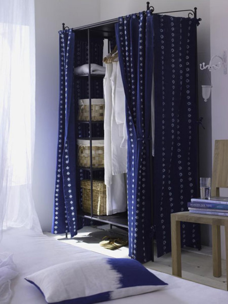 Kuta etażerka z zasłonkami w kolorze indygo do biało-niebieskiej sypialni (23940)