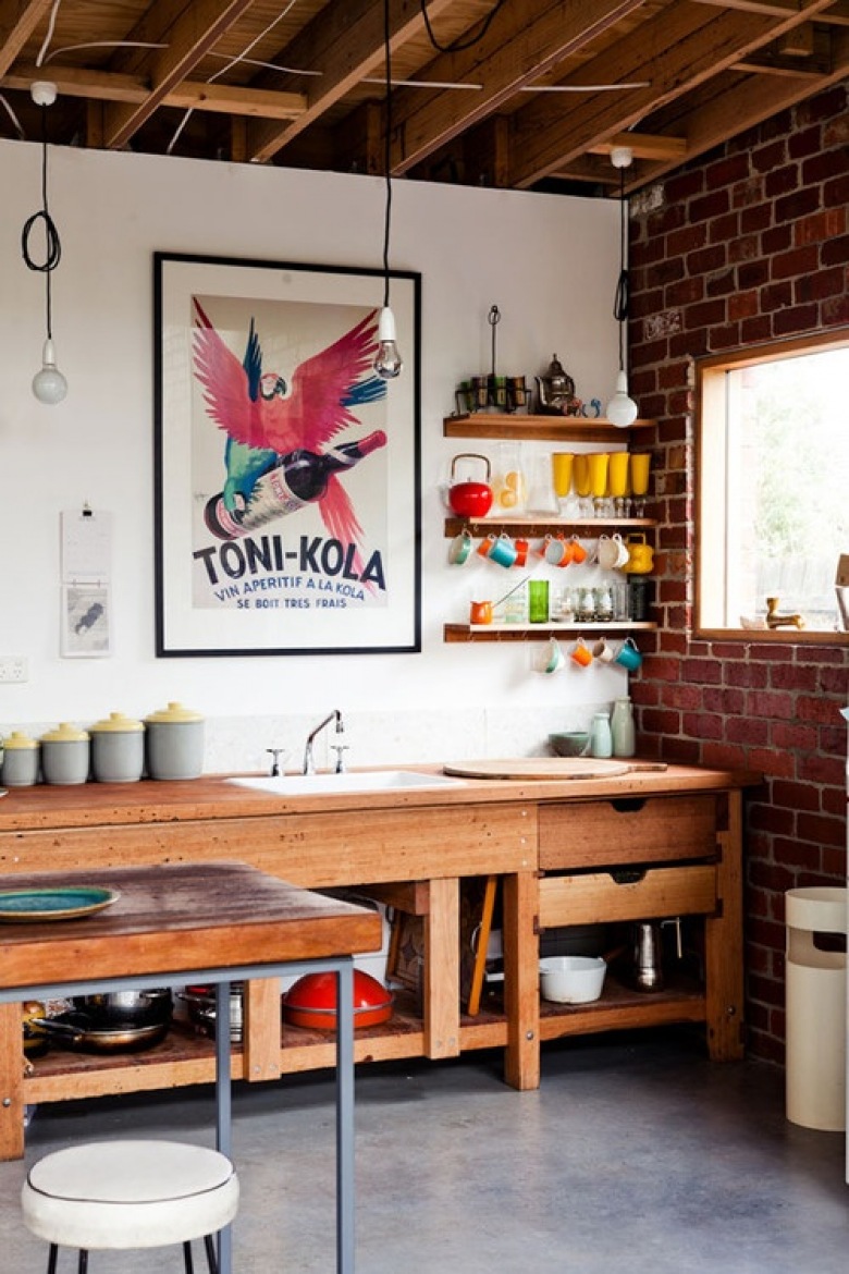cegła, drewno i kolorowe dekoracje idealnie pasują do industrialnych kuchni