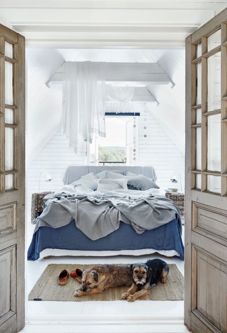 Bielone drewniane belki z romantycznym upięciem białych firan-baldachimu w aranżacji sypialni z niebieska dekoracją łóżka (25442)