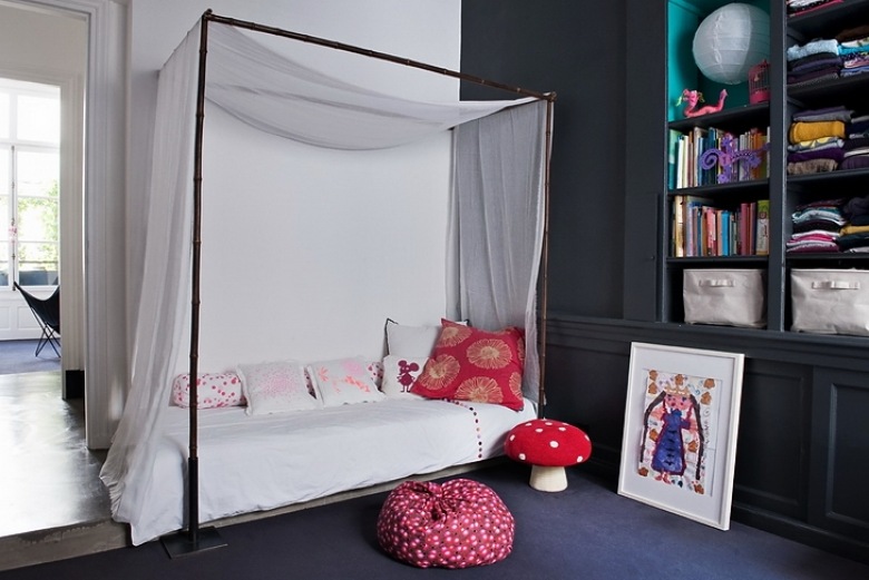 Nietypowy pokój dziecięcy z łóżkiem z baldachimem, grafitowym regalem z półkami i różowymi dodatkami (26188)