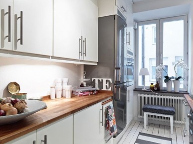 Aranżacja małej kuchni z oknem (20650)