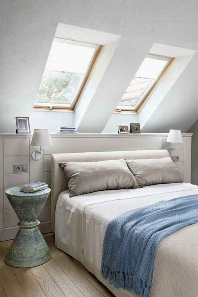 Aranżacja białej sypialni ze skośną ścianą z okanmi i tukusowymi dodatkami (22369)