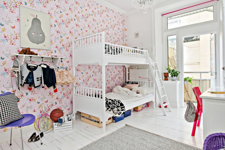 Różowa tapeta w kwiatki w pokoju dziecięcym,biała podłoga z desek,białe łóżka pietrowe z drewna dla dzieci,fioletowe dodatki (28416)