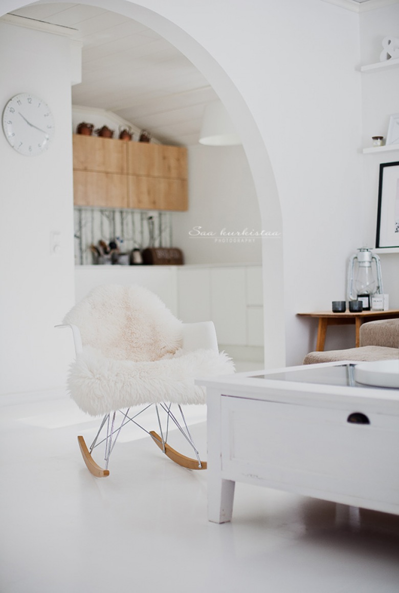 100% skandynawskiego dizajnu - biało, prosto, naturalnie i subtelnie, a przy tym bardzo funkcjonalnie. Wszystkie atrybuty skandynawskiego stylu w jednym domu, gdzie najważniejszą rolę odgrywa światło, oczywiście naturalne, które odbija się w białych przestrzeniach całego...