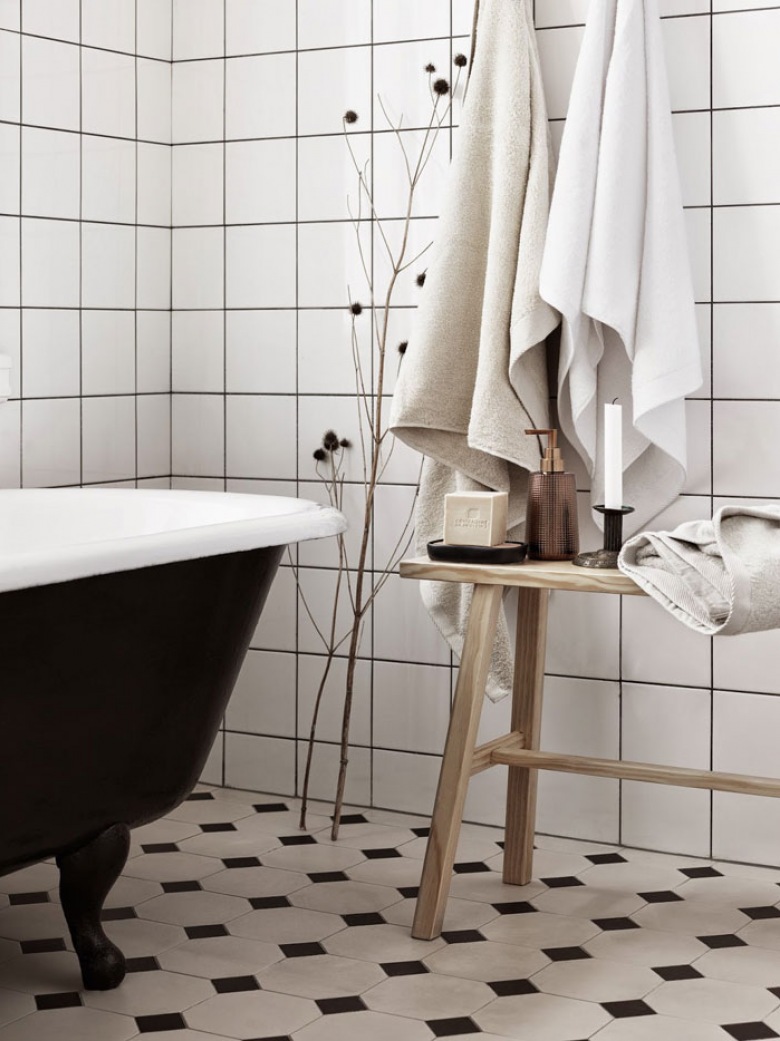 Czarna żeliwna wanna na łapkach,drewniana ławka,biała glazura w łazience w stylu skandynawskim (47897)
