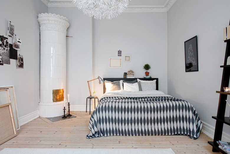 Biała sypialnia z okragłym piecem i czarnymi dekoracjami (20235)