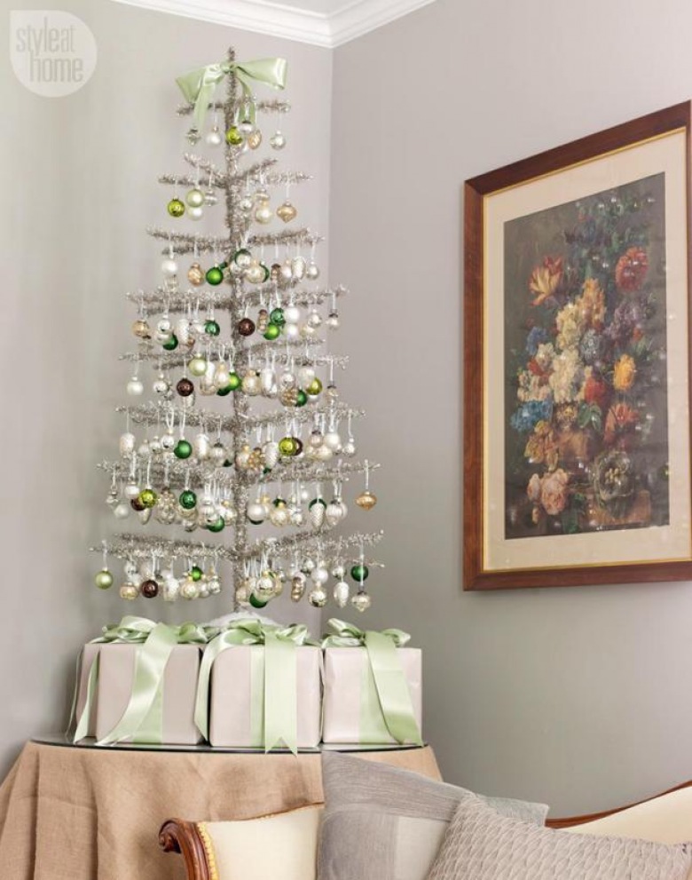 Srebrzysta choinka w biało-zielonej dekoracji świątecznej (27171)