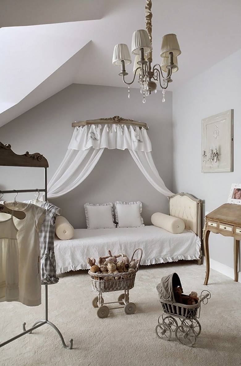 Dziecięcy pokój  z baldachimem nad łóżkiem,stylowym sekretarzykiem i żyrandolem z abażurkami (24142)