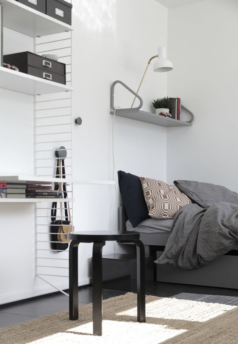 Aranżacja biało-szarej sypialni z metalowymi półkami w stylu skandynawskim (24887)