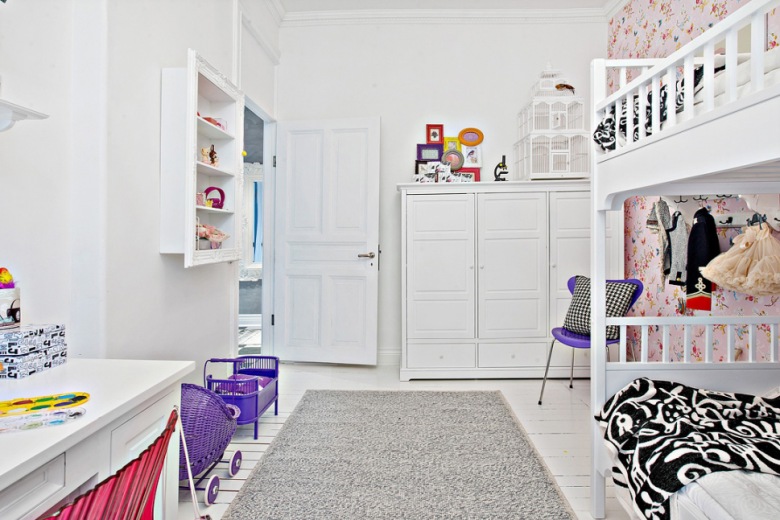 Białe mebelki dla dzieci,fioletowe krzesła i detale,szary dywanik i różowa tapeta dziecięca (28417)