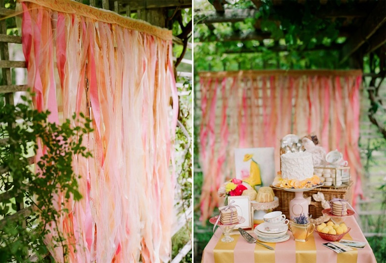 słodko, kolorowo i dekoracyjnie - tak może wyglądać deserowy stół z ciasteczkami, tortem, kwiatami i zastawą. lato, to wspaniała pora na ogrodowe weselne...