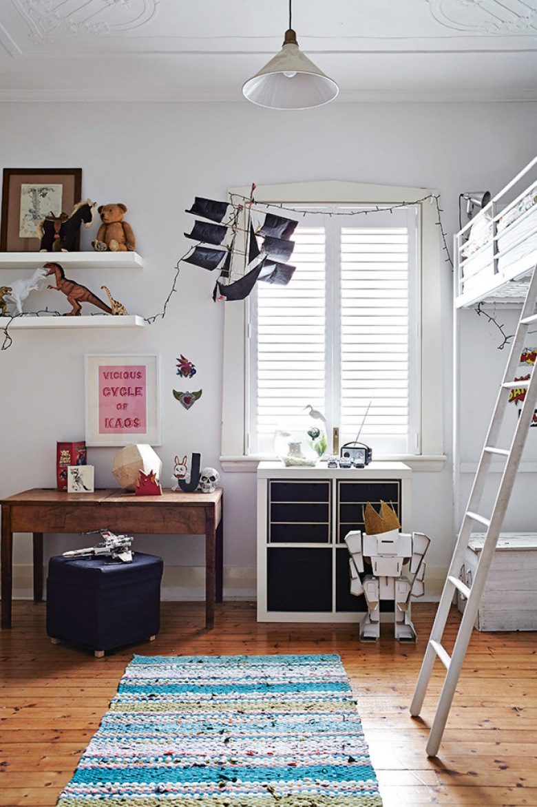 Drewniane biurko vinate,białe półki,piętrowe łózka z drabinką i sznurkowy dywan niebieski w dzieciecym pokoju (24759)