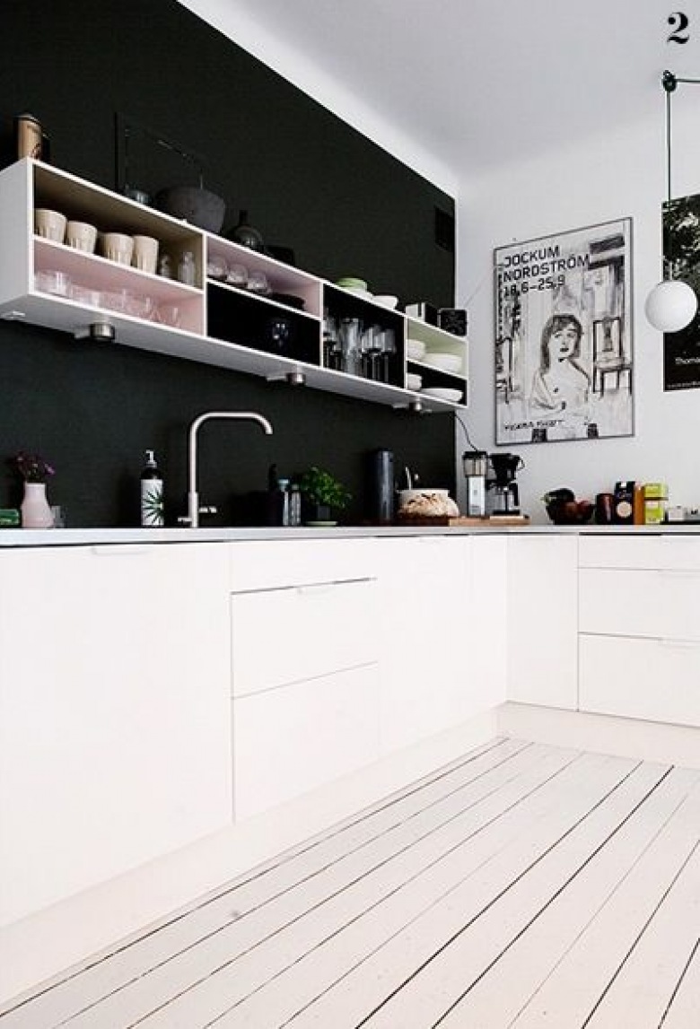 Czarna ściana,grafiki  i białe deski na podłodze w skandynawskiej kuchni (25236)