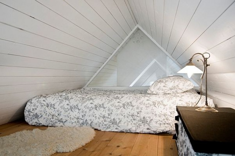 Mini sypialnia pod skośnymi ścianami z drewna (20455)