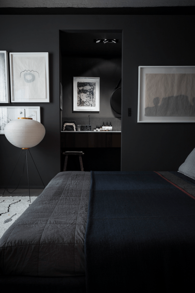 Aranżacja nowoczesnej sypialni w czarnym kolorze z białymi grafikami na ścianie (22878)
