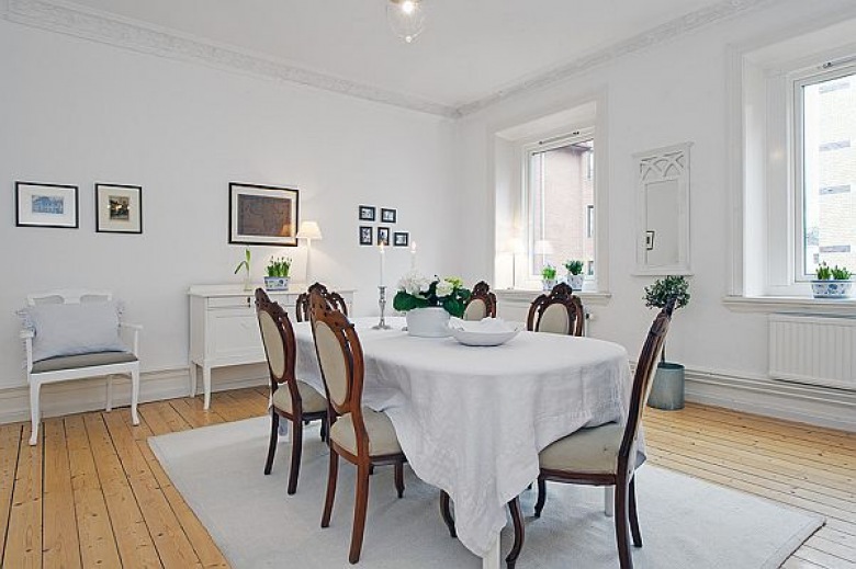 Brązowe stylowe krzesła i tradycyjne białe meble skandynawskie w jadalni (20508)