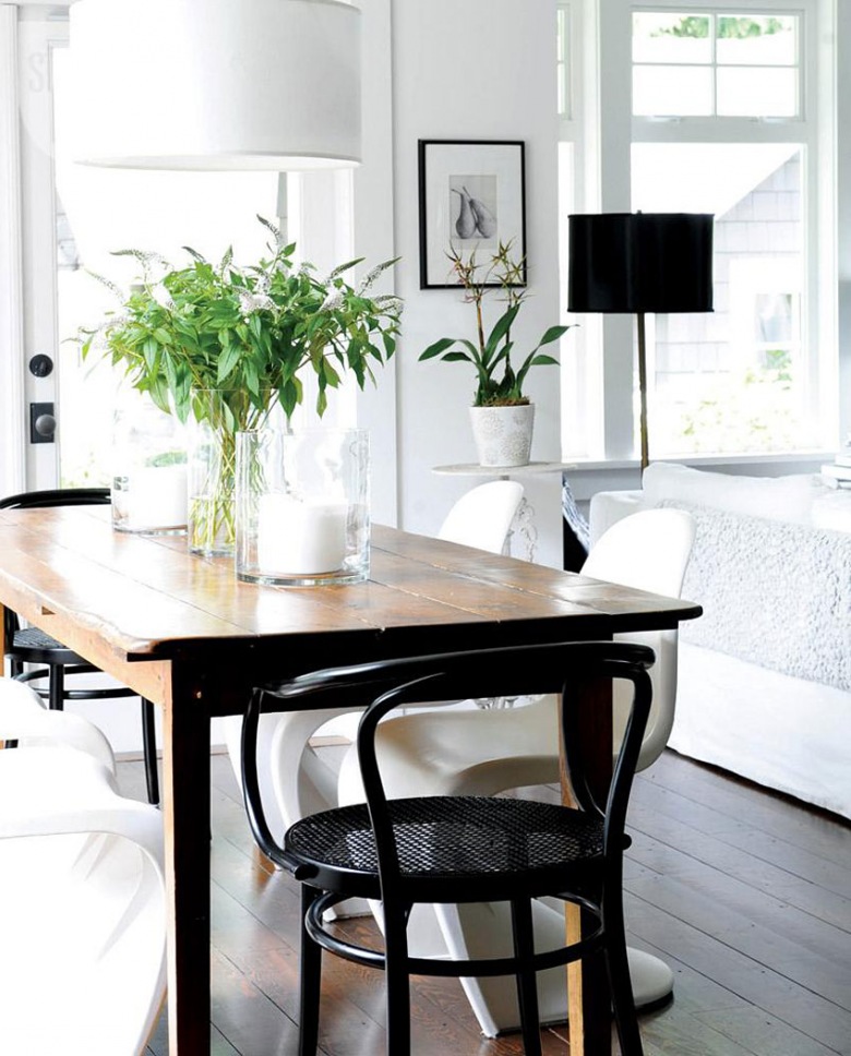 Czarne krzesło z gietego drewna,rustykalny drewniany stół,nowoczesne białe i czarne lampy oraz krzesła panton w jadalni (26787)