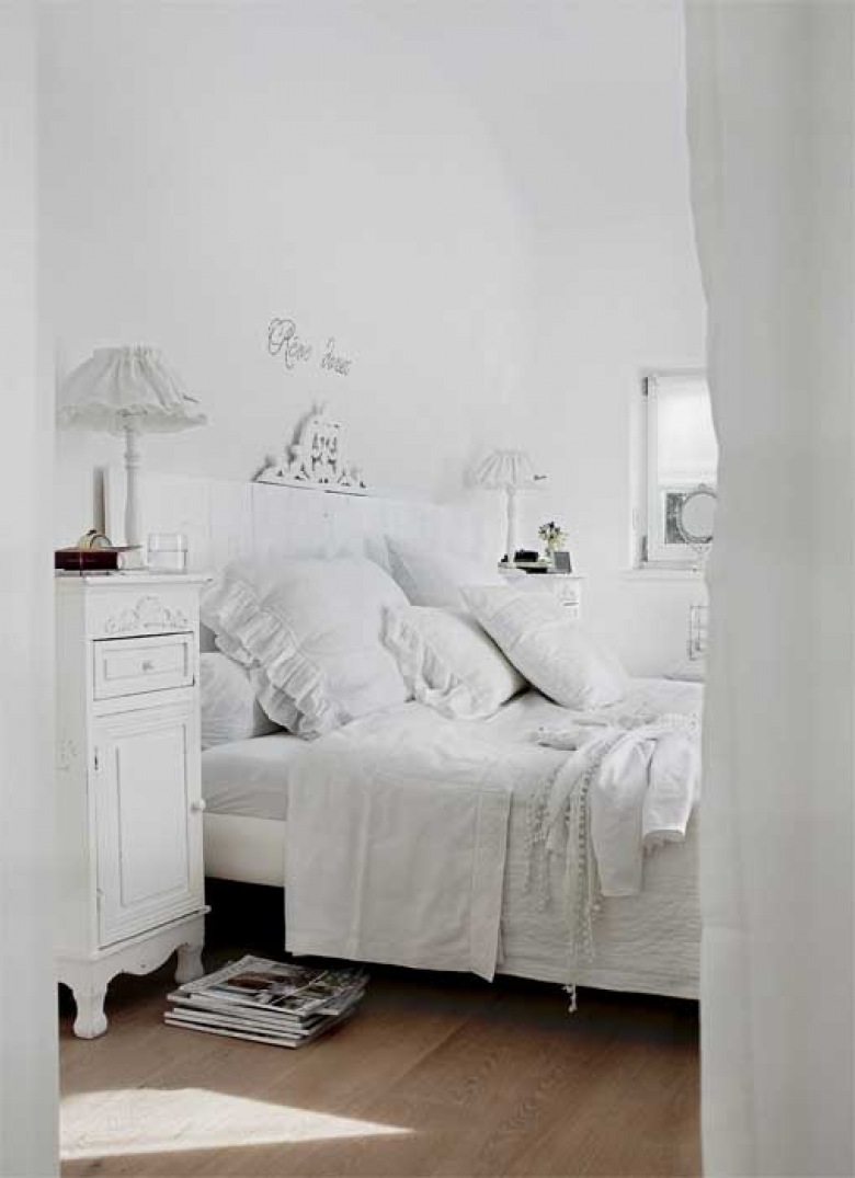 Biała sypialnia w romantycznej oprawie (18061)