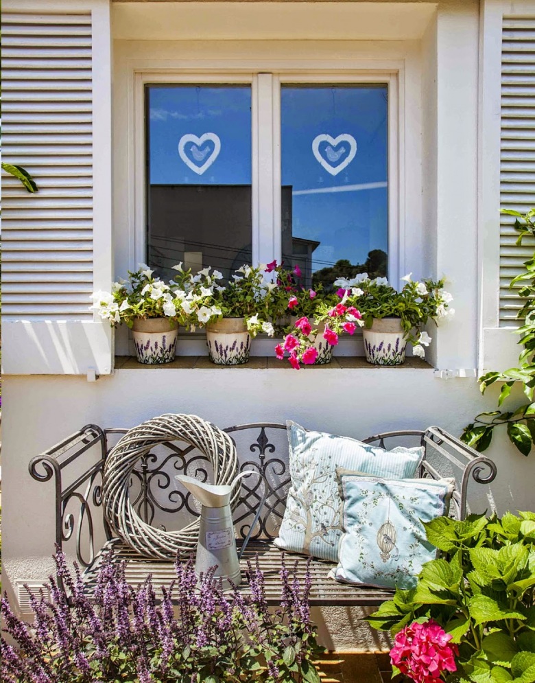 Doniczki z wzorem lawendy,białe okiennice i prowansalska kuta ławka z poduszkami (25020)