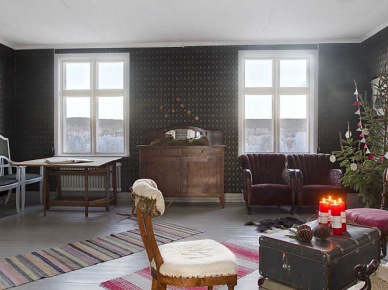 Eklektyczny salon w wiejskim skandynawskim domku (27637)