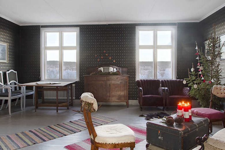 Eklektyczny salon w wiejskim skandynawskim domku (27637)