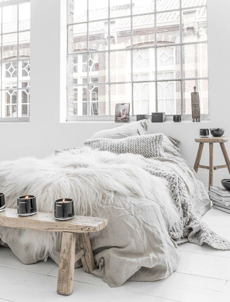 Całkowicie biała sypialnia ma swój wyjątkowy klimat. Zastosowanie drewna w postaci stołka i ławki potęguje jej naturalny...