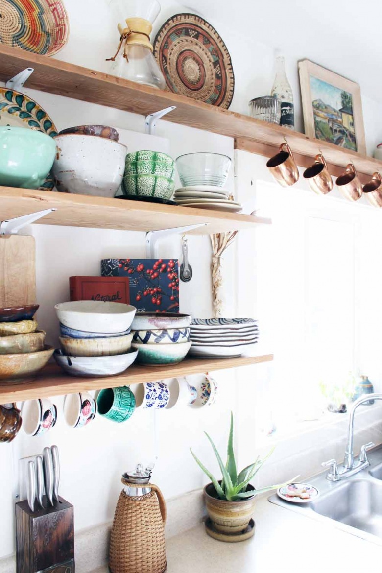 Kolorowe naczynia i dodatki na drewnianych półkach w kuchni (53050)