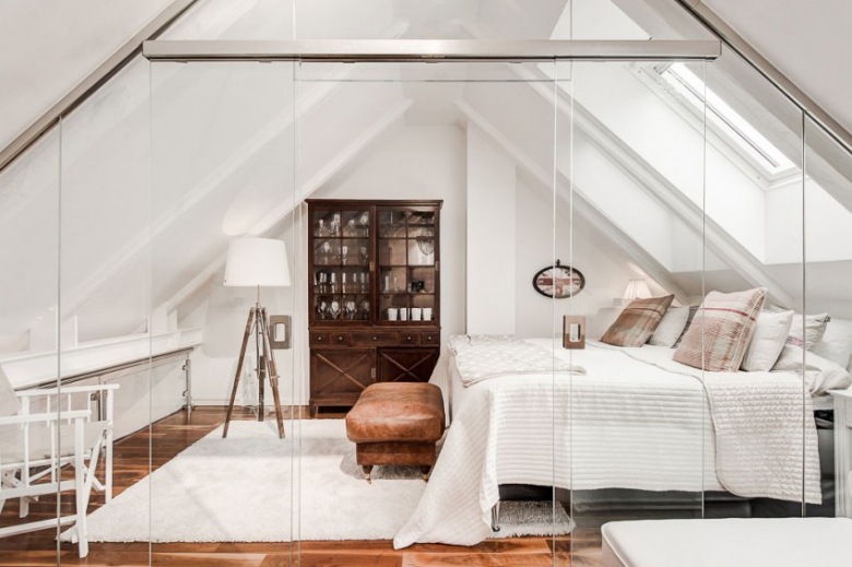Elegancka biała sypialnia z lampą na trójnogu,klasyczną witryną i skórzanym pufem (22541)