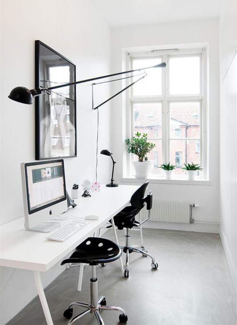 Czarny kinkiet na wysięgniku z przgubami,czarne nowoczesne krzesła biurkowe,białe i wąskie podwójne biurko w stylu skandynawskim (26134)