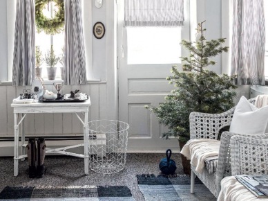 Wianek z igliwia na oknie,druciane i wyplatane detale w biało-szarej  aranżacji świątecznej (27344)