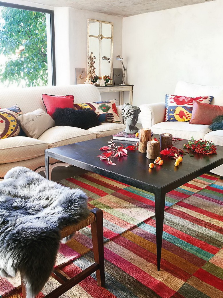 Kolorowe poduszki i tkane dywany w salonie w hiszpańskim wystroju (20934)