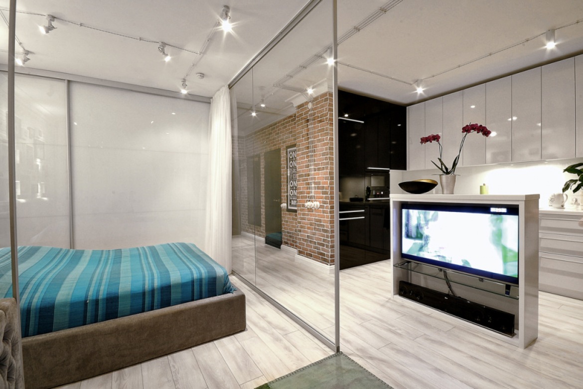 Sypialnia w otwartej zabudowie mieszkania oddzielona szklaną ścianką (28200)