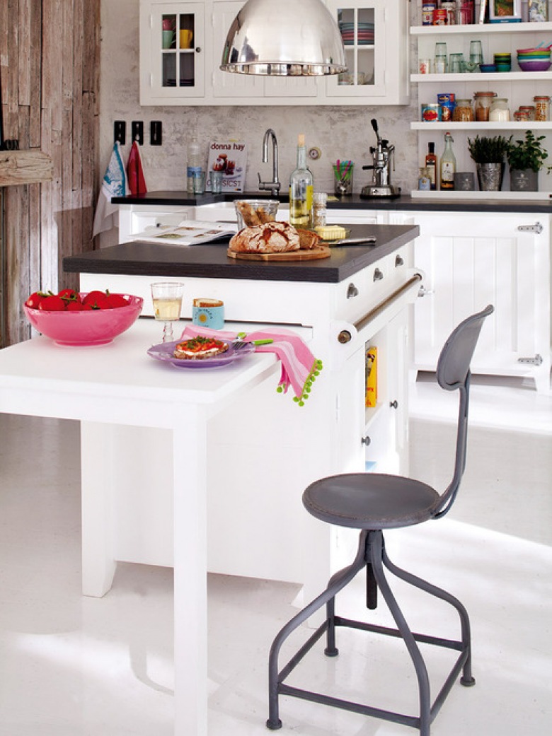 Piękna biała kuchnia ze ścianą z drewna lekko postarzanego (23019)