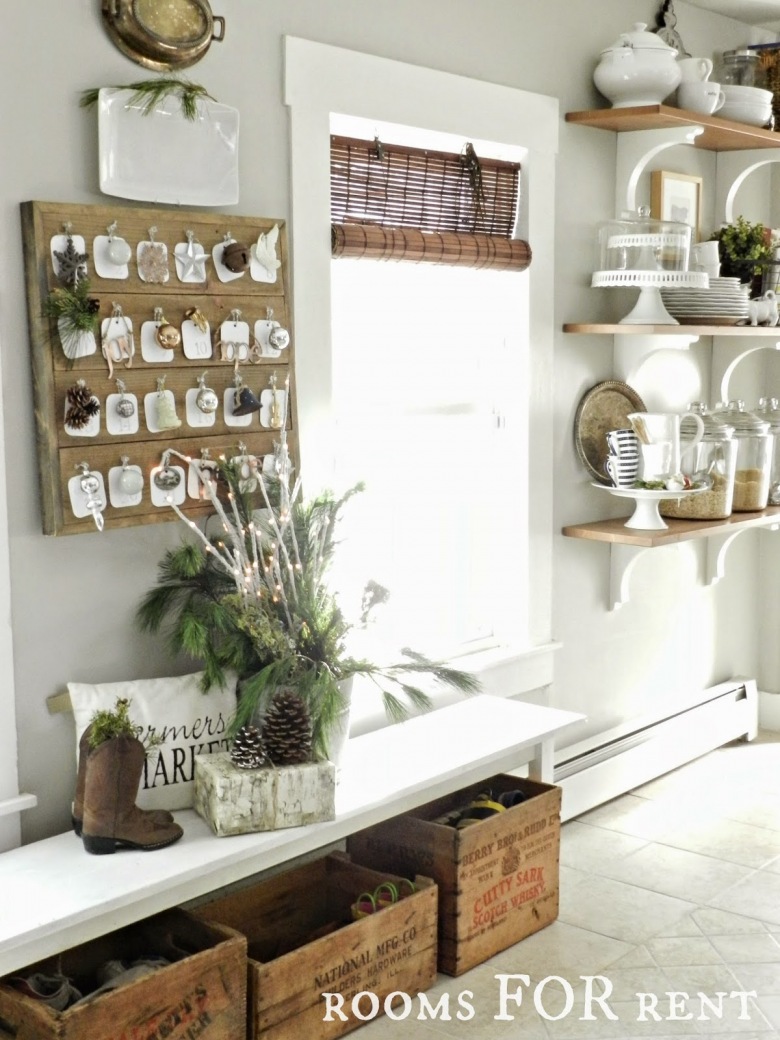 Adwentowy kalendarz,bambusowe roletty na oknie,drewniane półki z porcelaną w wiejskiej rustykalnbej kuchni w białym kolorze (27560)