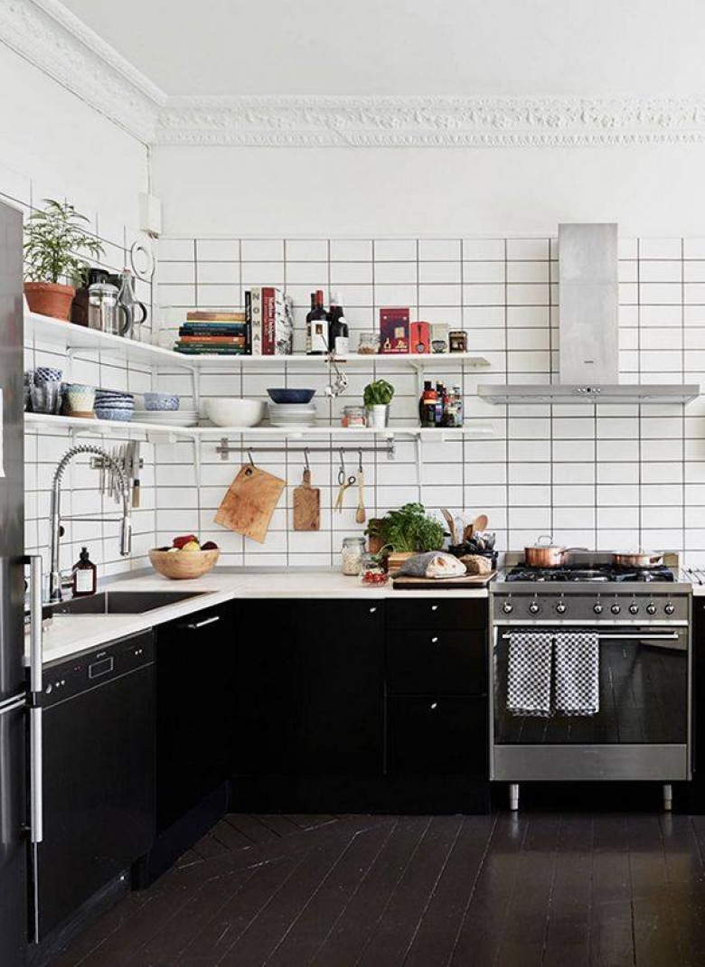Biała glazurowane płytki na scianie w kuchni z czarnymi szafkami w skandynawskiej kuchni (27442)