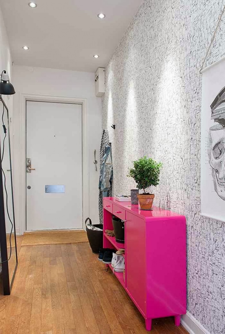 Różowa komoda nowoczesna,tapeta w czarno-białe drobne wzorki,lusro podłogowe w czarnych ramach,nowoczesne grafiki na ścianie (25802)