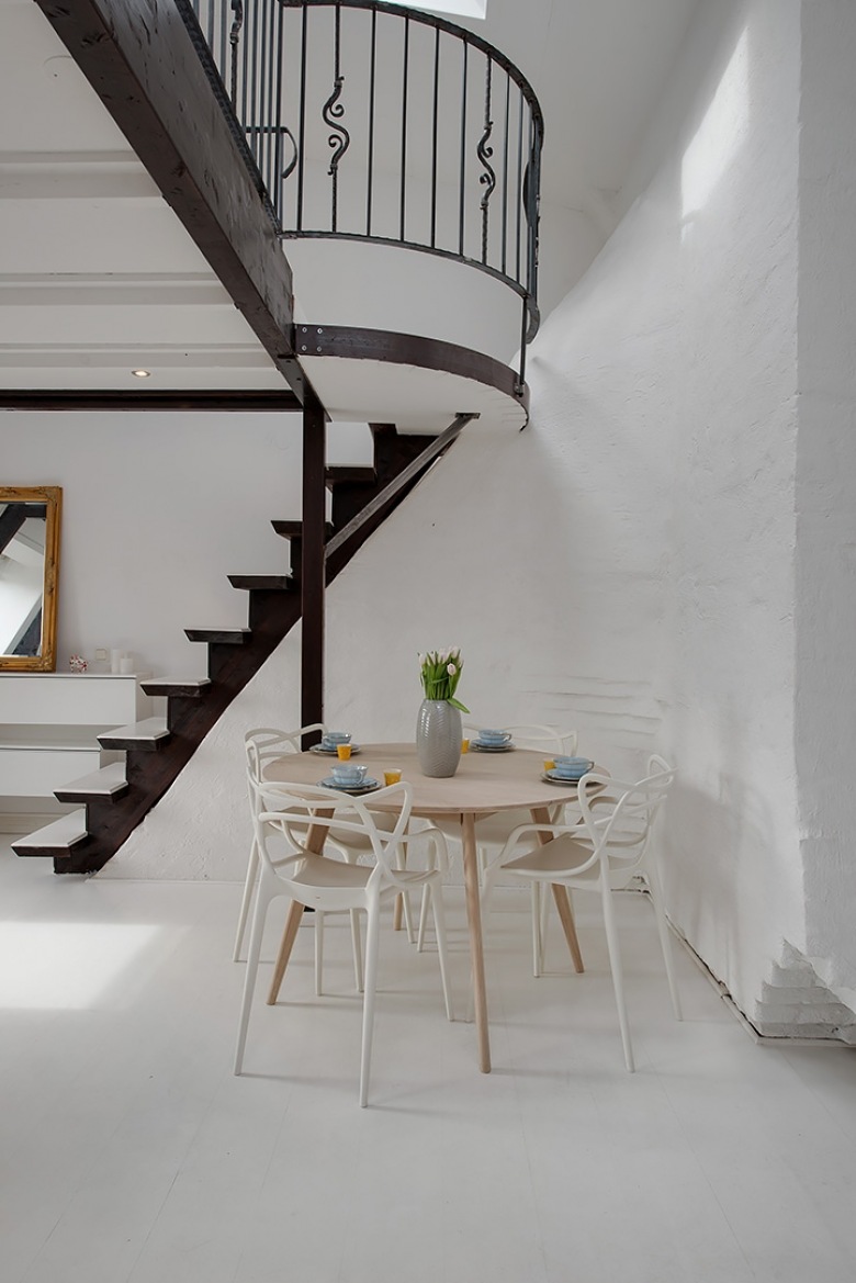 Pomysłowe schody na antresolę w małym mieszkaniu (23221)