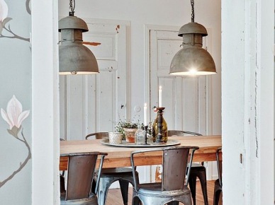 Szare industrialne lampy pendant nad stołem w jadalni (21567)