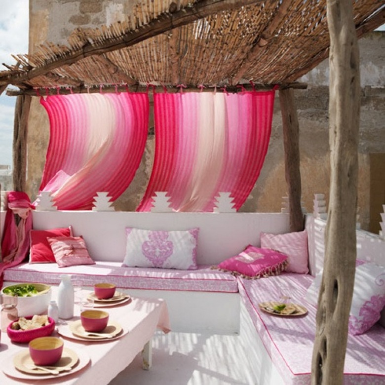 Różowe zasłony, różowe poduszki  i różowa zastawa w aranżacji letniego tarasu (24510)