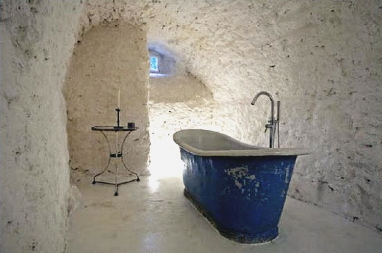 Błękitna , wolnostojąca wanna w prowansalskiej łazience (20323)