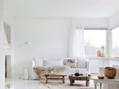 Białe malowane deski na podłodze w salonie,białe sofy,drewniane stoliki i ławy w stylu skandynawskim,futrzaki,lampa podłogowa biała z wysięgnikiem (47900)