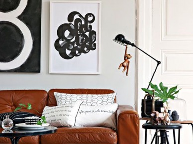 Skórzana sofa brązowa, czarna lampka i stoliki w skandynawskim salonie (20975)