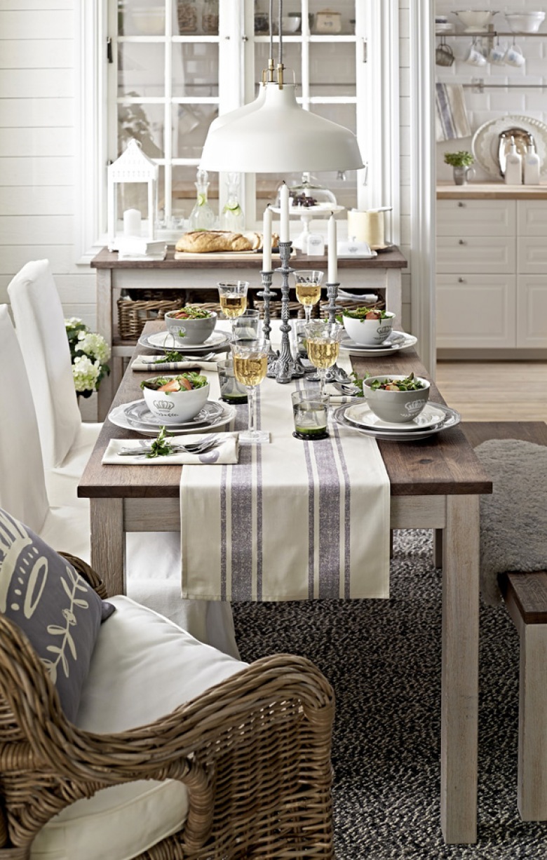 Biale lampy wiszące w stylu skandynawskim nad drewnianym stołem w jadalni z witryną (24874)