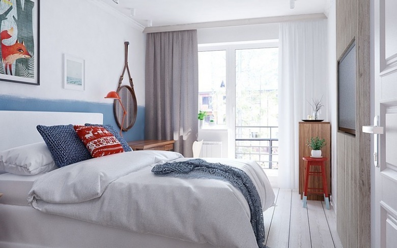 Niebiesko-czerwone dodatki w aranżacji białej sypialni w stylu skandynawskim (24812)