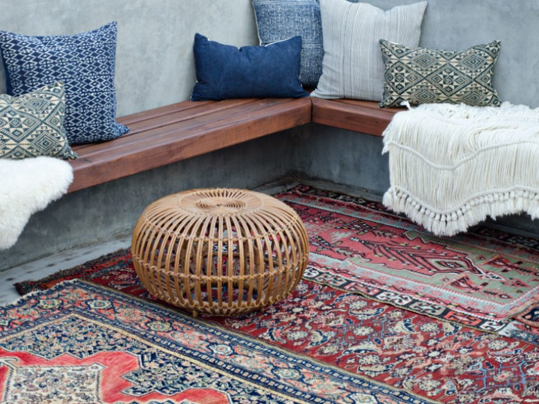 Wzorzyste dywany stanowią największe urozmaicenie aranżacji ogródka. Szczególnie na tle szarego betonu zwracają na siebie uwagę i nadają zewnętrzu przyjemne salonowe...