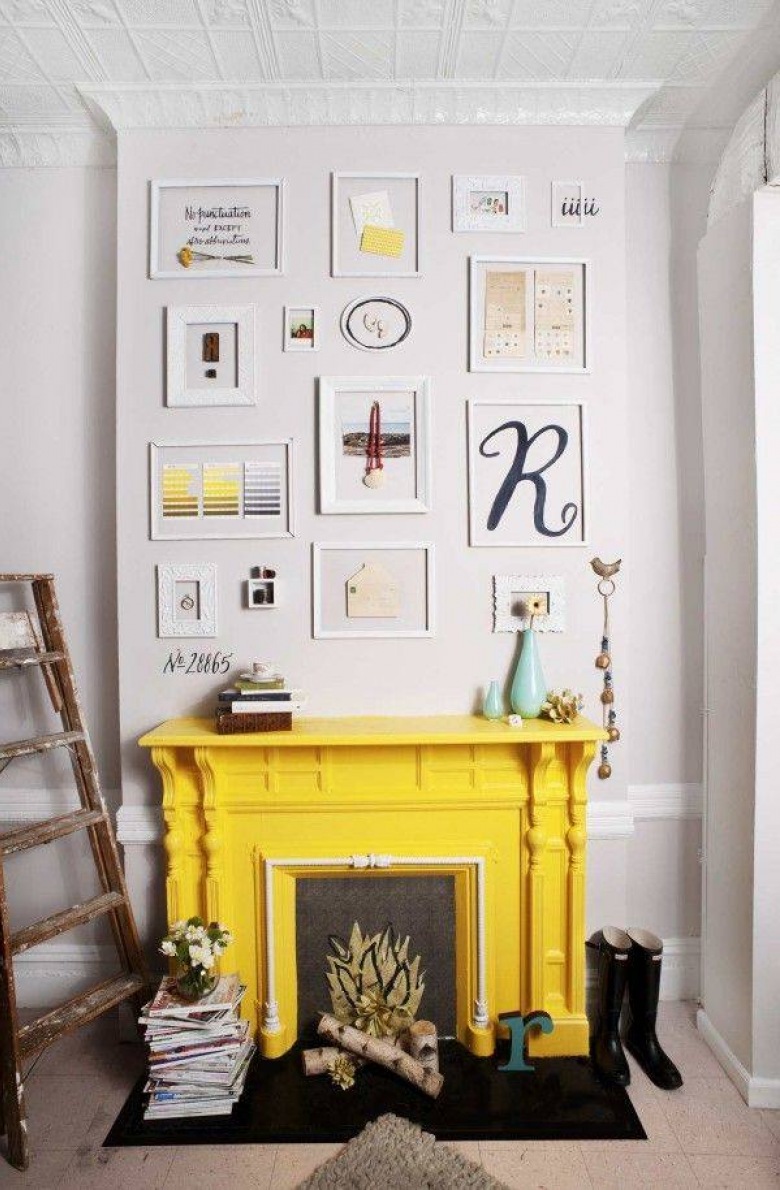 Żółta obudowa kominka z galerią obrazów na ścianie (24540)