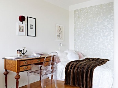 Stylowe biurko, nowoczesne krzesło i srebrna tapeta przy łóżku na ścianie (20442)
