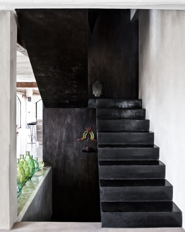 Czarne betonowe schody i szklane zielone i turkusowe butle w aranżacji domu (25387)