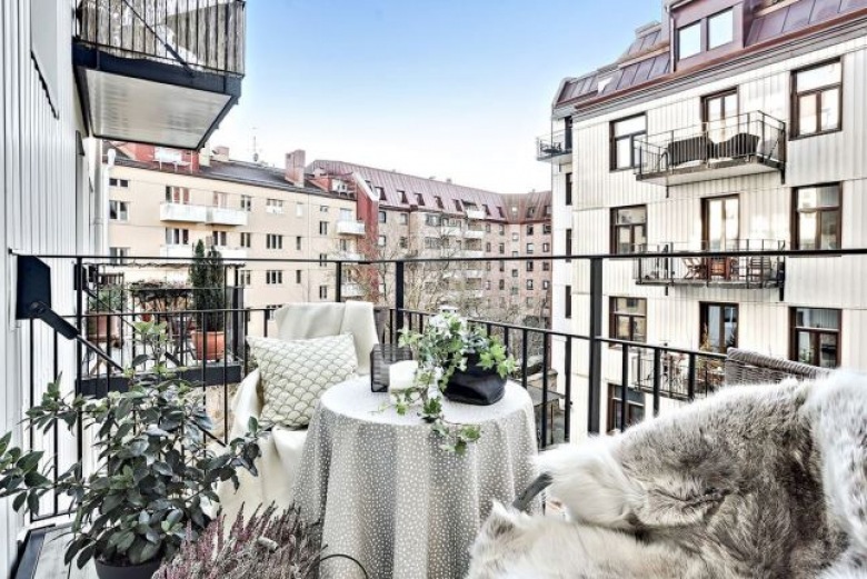 Zimowa aranżacja małego balkonu w stylu skandynawskim (48393)